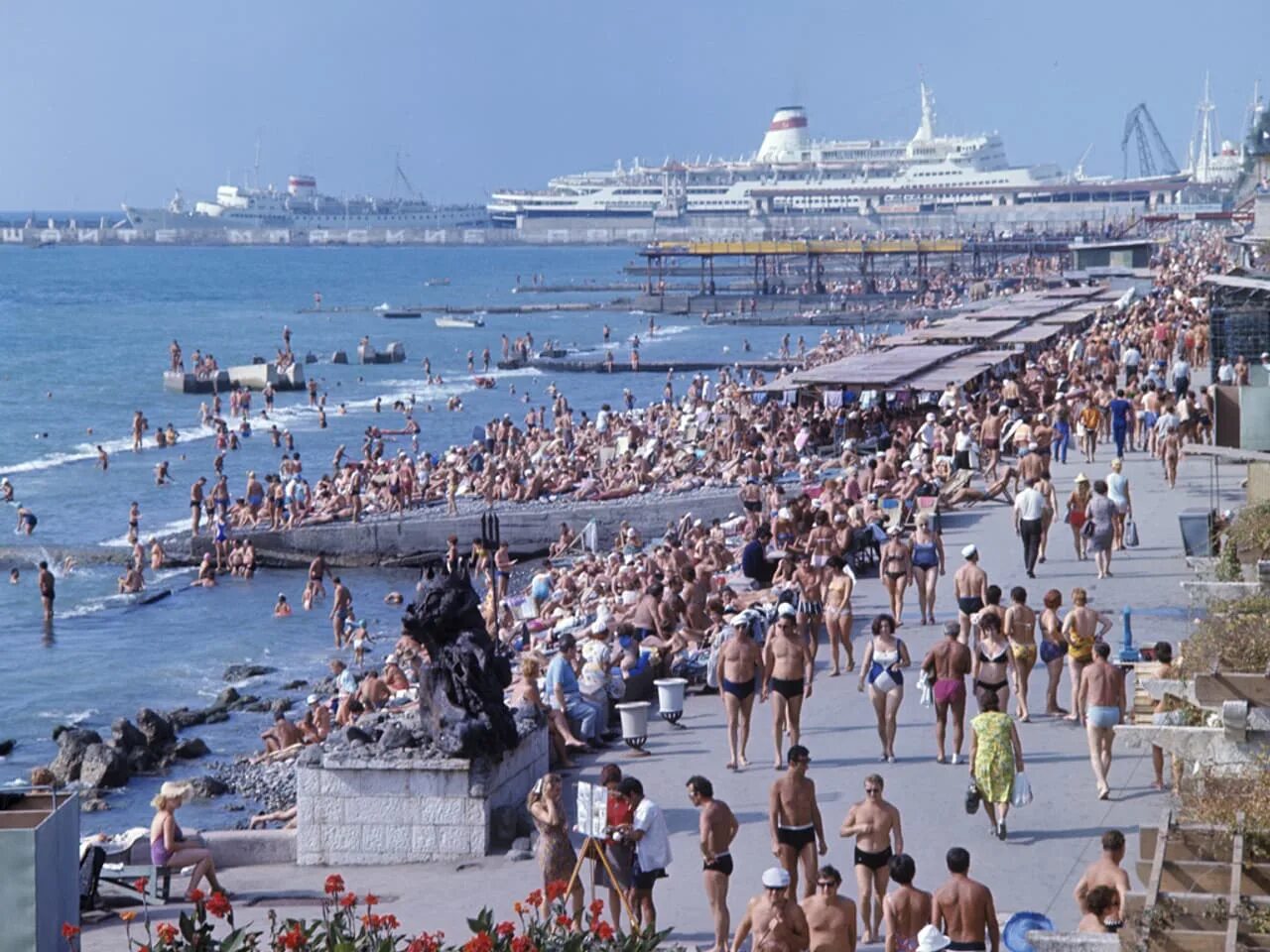 Где мало народу. Сочи пляж 70е. Ялта пляж 70-е. Ялта пляж 1970. Сочи 1988 год.