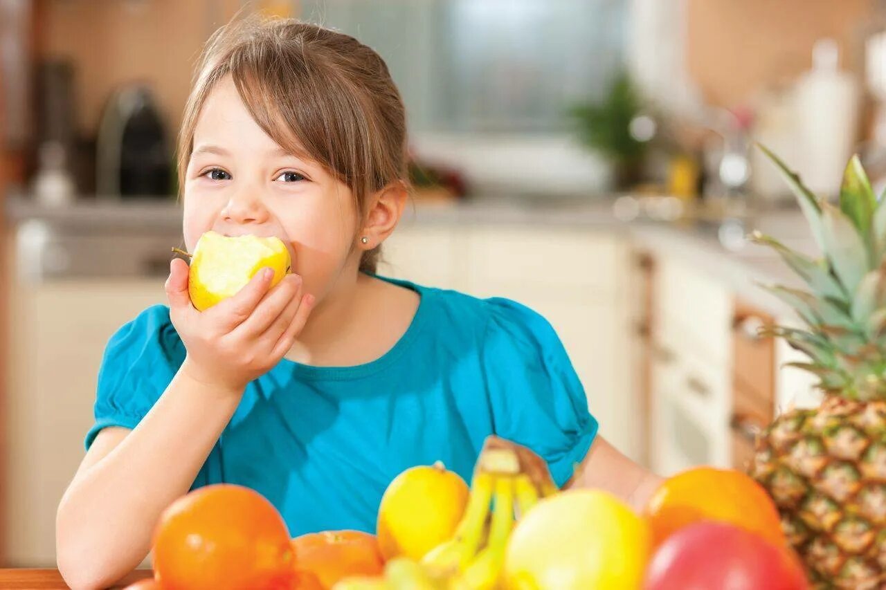 Фруктовый малыш. Кушать фрукты. Ребенок ест овощи и фрукты. Фрукты для детей. Кушать овощи и фрукты.