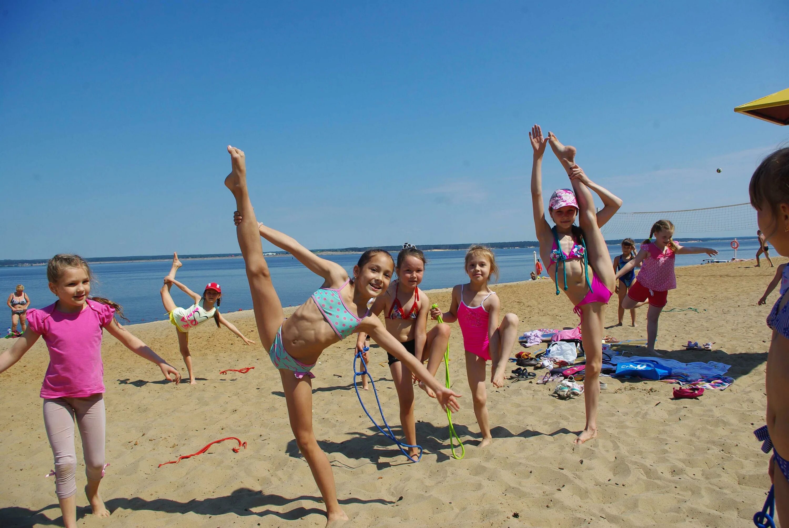 девочка на пляже в лагере. детский летний лагерь пляж. летний лагерь на море. летний лагерь пляж. лагерь пляж девочки.