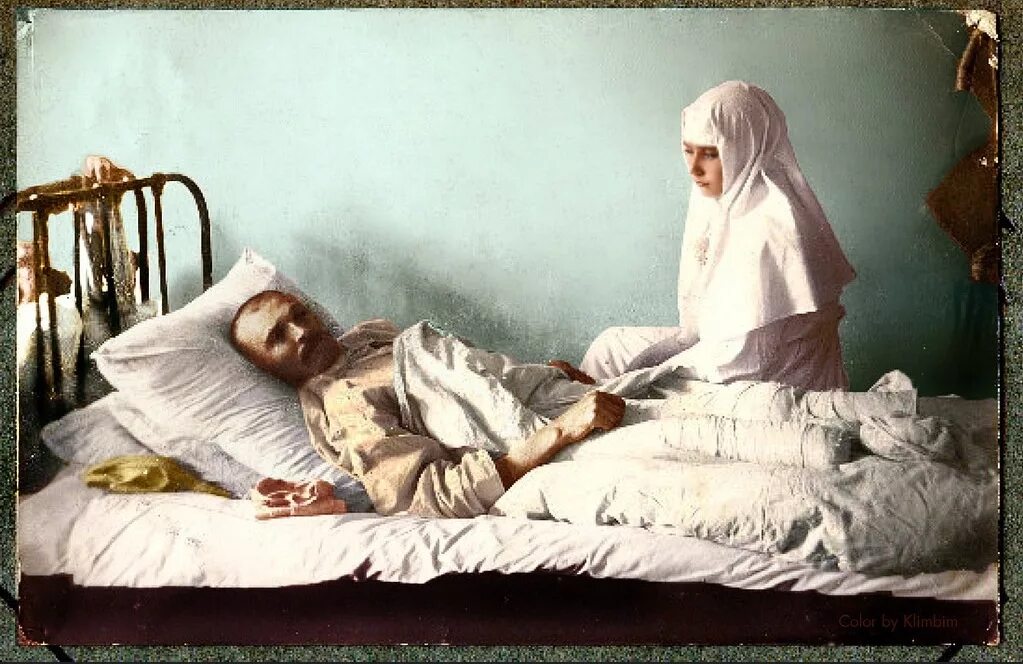 Медсестра не годуя вбежала в палату. Сестра милосердия в лазарете. Сестры милосердия 19 века. Сестры милосердия на войне.