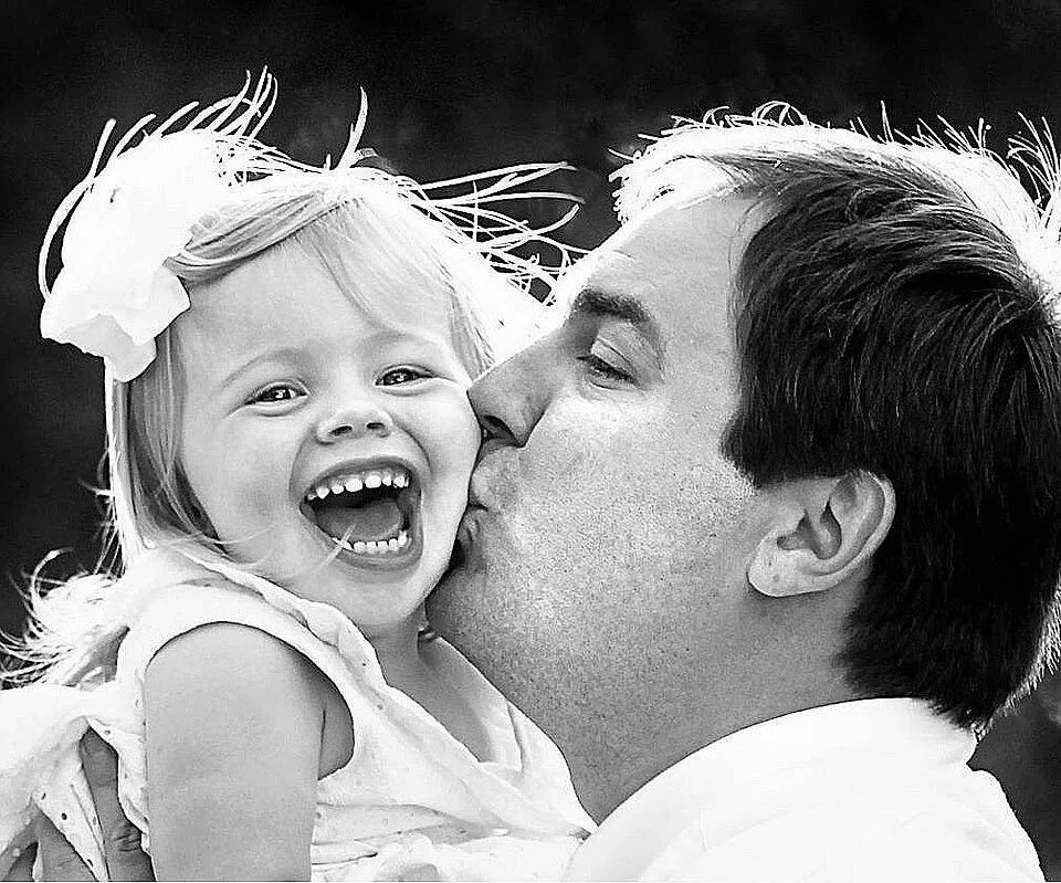 Фотосессия папа и дочь. Радостный папа. Отцовская любовь.
