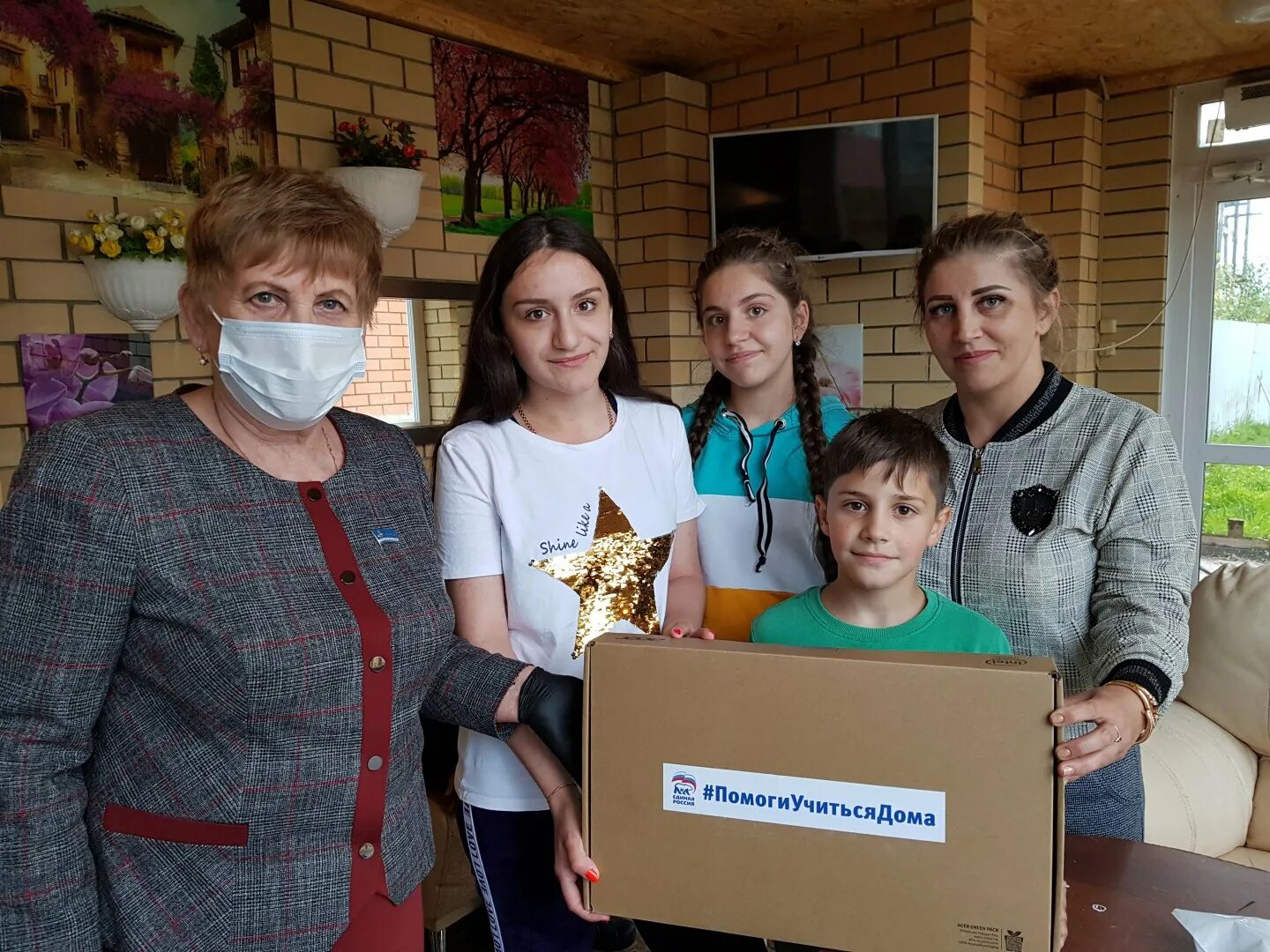 Спонсоры многодетным семьям и малоимущим. Набор продуктов малоимущим семьям. Новосибирск малообеспеченные семьи. Малообеспеченная семья. Задержка детских пособий картинка прикольные.