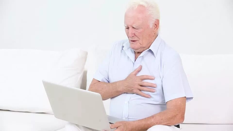 Симптомы инфаркта у пожилых. Сердечный приступ дед. Дедушка инфаркт. Инфаркт у пожилых. Дедушка с сердечным приступом.