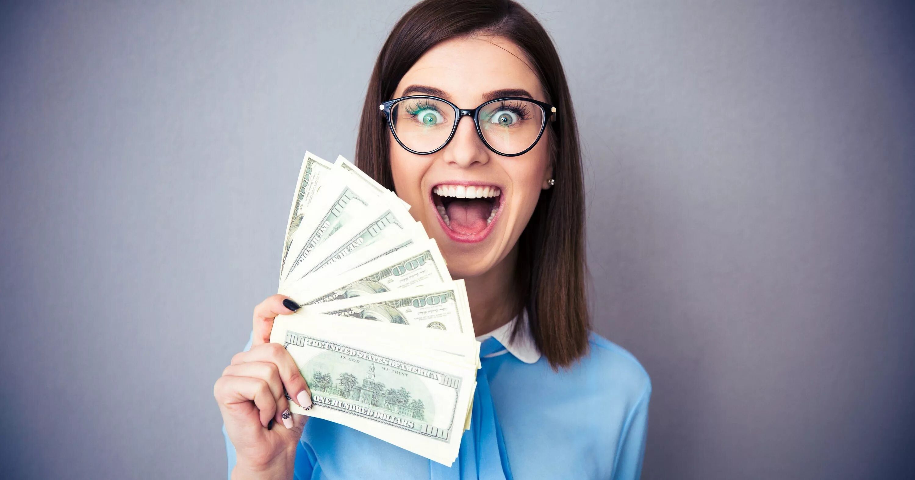 Богатая успешная женщина. Материальные трудности в семье. Деньги богатство. Радостные люди с деьгам. Женщина с деньгами.