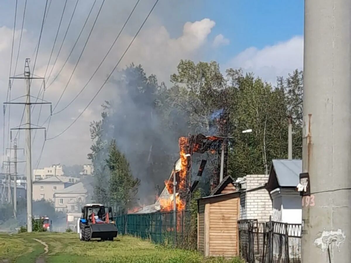Сгорело оборудование. Парк изумрудный Барнаул. Пожар в изумрудном парке. Барнаул парк изумрудный Центральная аллея. Пожар в изумрудном 14 июля найти.