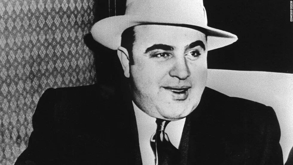 альфонсе капоне. золотой томпсон аль капоне. аль капоне фото. альфонсе капоне. мафиози аль капоне.