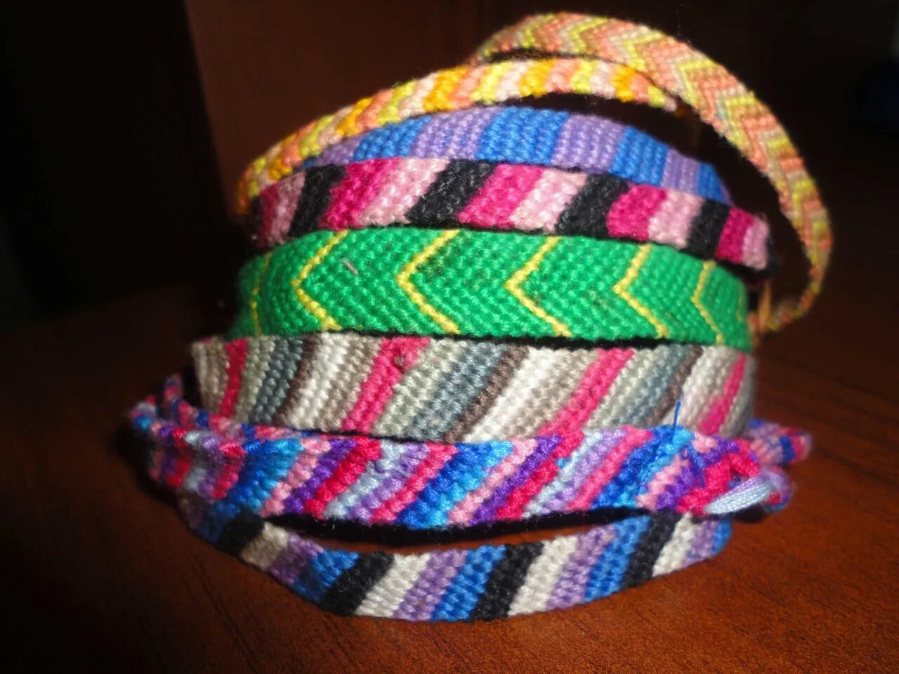 Браслет из нити. Фенечки разноцветные. Браслеты из мулине. Вязание фенечек. Плетеные фенечки.