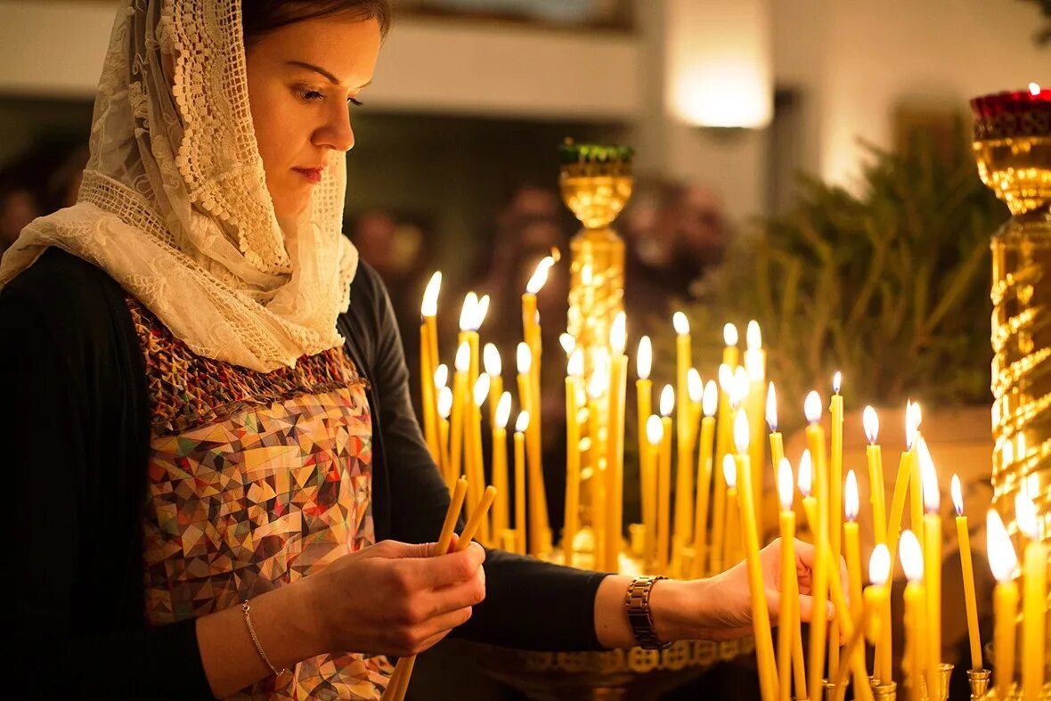 Видеть себя в церкви. Православная женщина. Православная Церковь. Человек молится в храме. Люди в церкви.