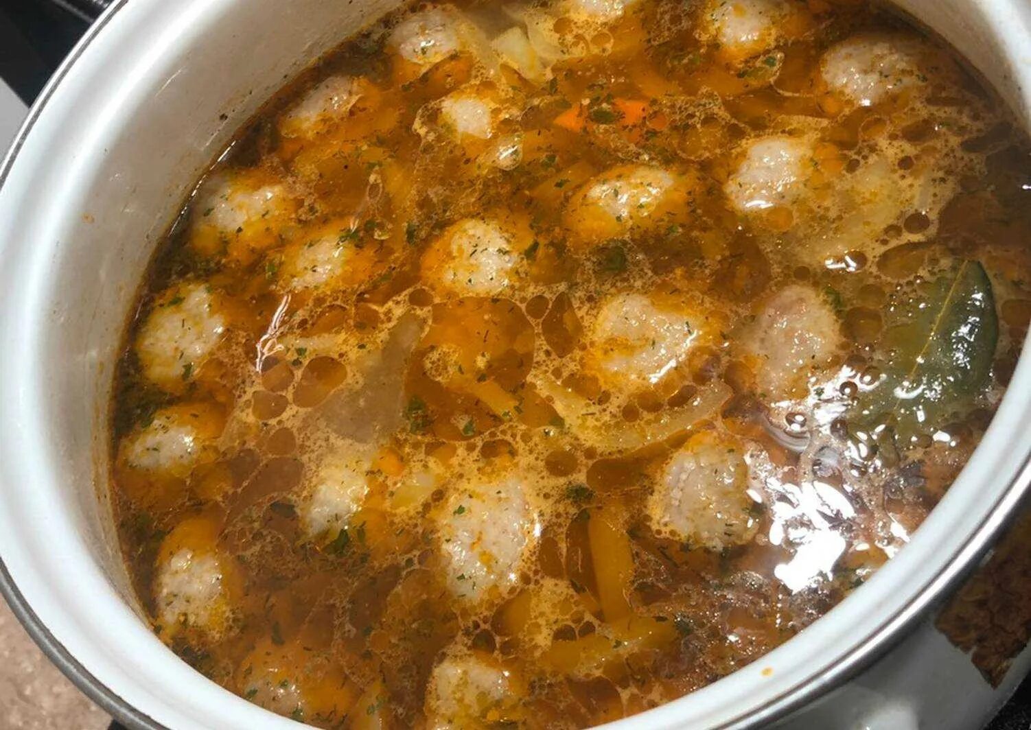Суп курица с картошкой в кастрюле. Суп с фрикадельками в кастрюле. кастрюля с фрикадельками. суп с фрикадельками и вермишелью в кастрюле. суп с фрикадельками и паутинкой.