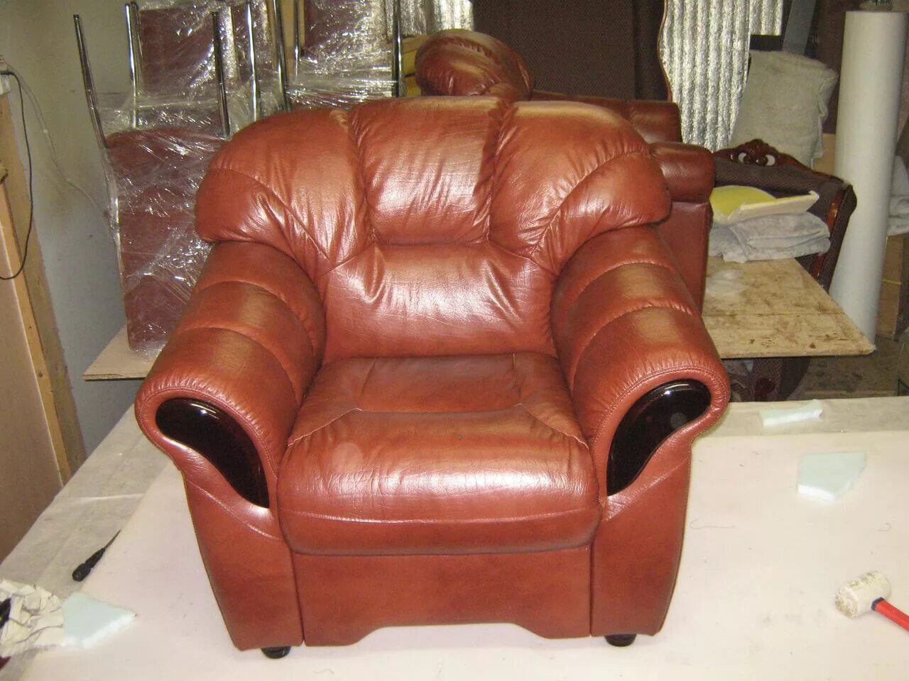 Обивка стула кожей. Перетянуть кожаное кресло. Обивка кресла кожей. Мягкое кожаное кресло. Старое кожаное кресло.