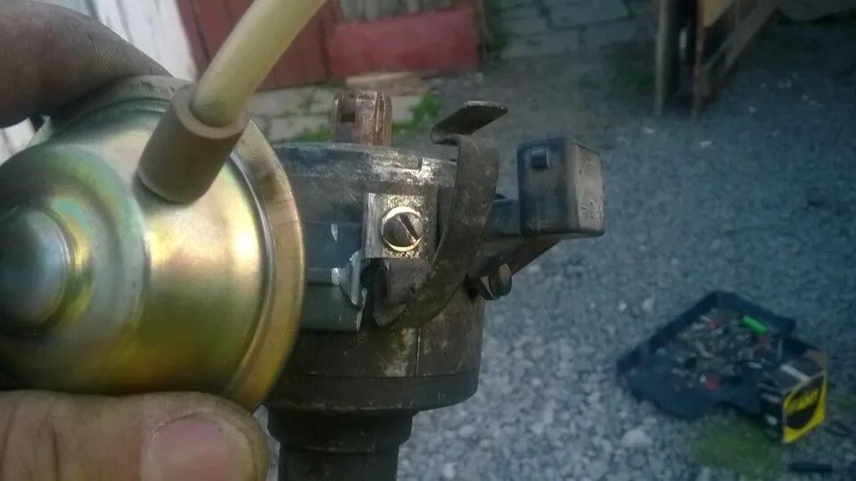 Корректор опережения зажигания. Вакуумник трамблера 2101. Вакуумный корректор w210. Вакуум корректор опережения зажигания пассат б3. Вакуумный регулятор опережения зажигания opel corsa-c.