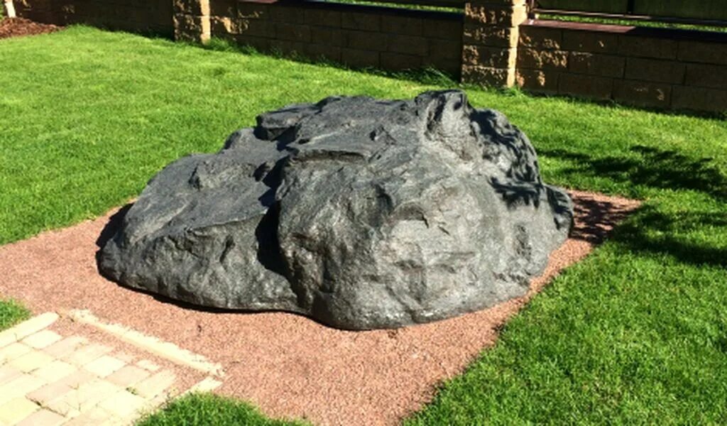 Декоративный камень для септика. Камень на септик. Крышка камень для септика топас. Камень на септик. Камень крышка для септика.