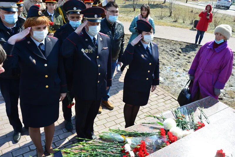 Сайт пыть яхского городского суда. Возложение цветов Пыть-Ях 2023. Монумент славы Пыть Ях. Вечный огонь Пыть Ях. Мемориал в Пыть-Яхе солдат.