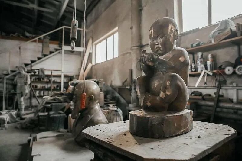 Скульптура мальчик и море. Андрей цыдендамбаев. Мальчик из бурятии в синей птице. Мальчик и птица улан удэ. Мальчик скульптура.