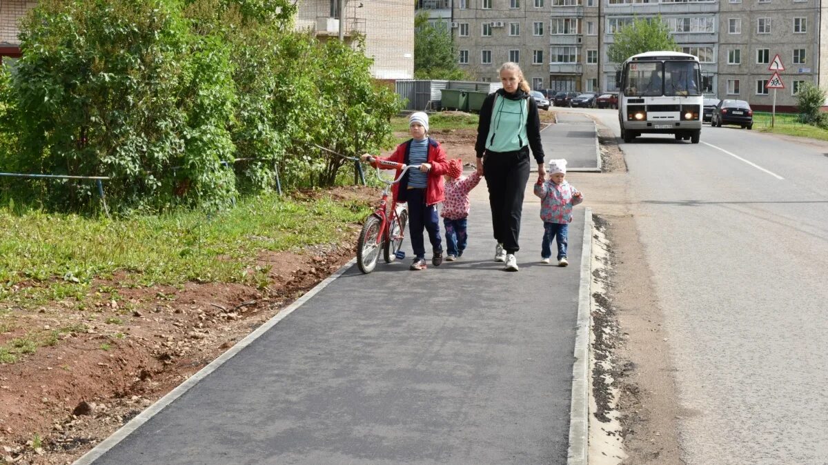 Пешеход на тротуаре. Дорожка для пешеходов. Тротуар дорога для пешеходов. Тротуары и пешеходные дорожки.