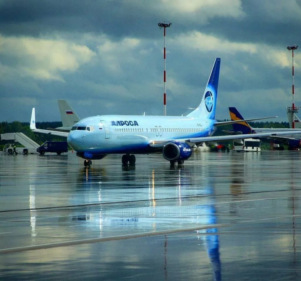 Кп алроса виладж анапа. Парк авиакомпании алроса. Алроса анапа. Алроса самолёт боин 737 800. Боинг 737 авиакомпания алроса.