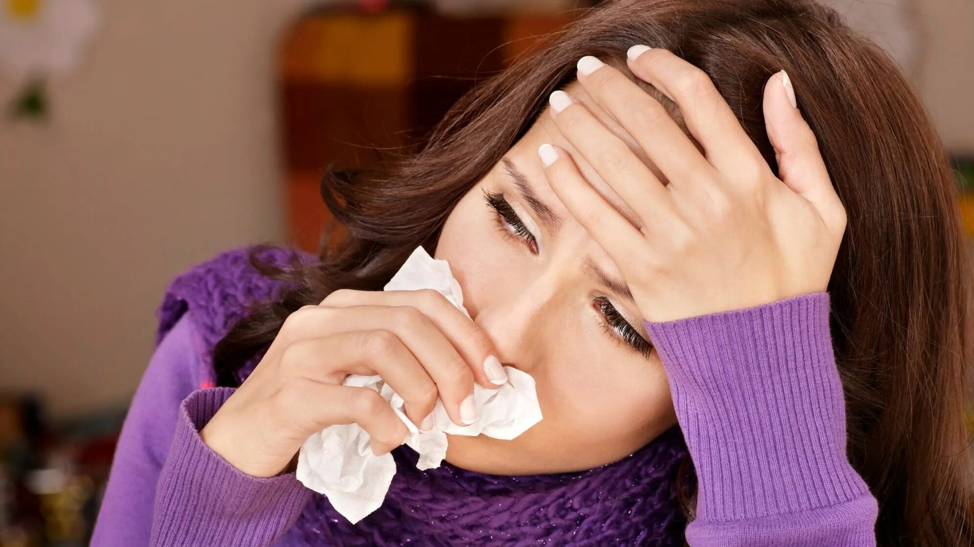 Что делать если часто болеешь простудными заболеваниями. Девушка болеет. Простуда. Девушка простыла. Простудные заболевания.