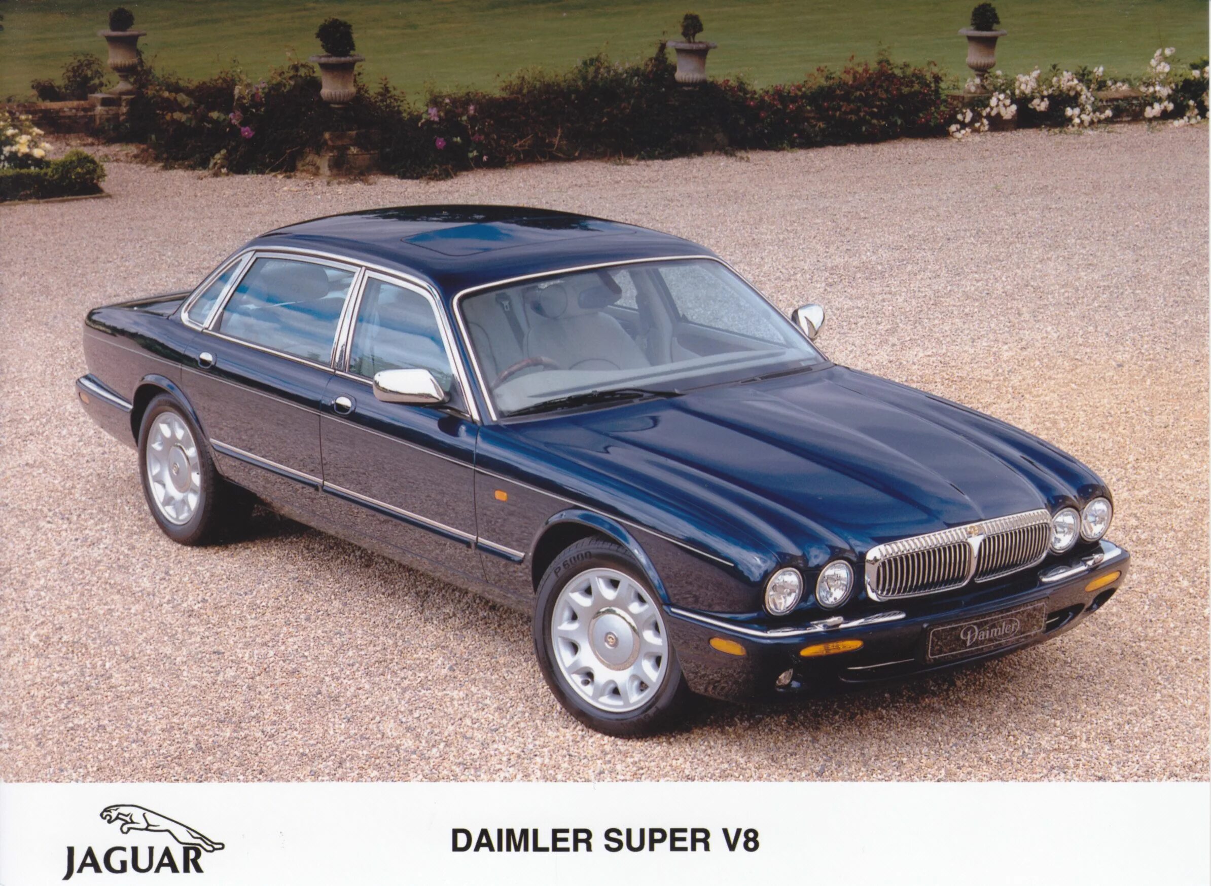 Машина ягуар страна производитель. Jaguar XJ x308 Daimler. Ягуар Даймлер 1998. Jaguar Daimler super v8. Jaguar XJ 2000.