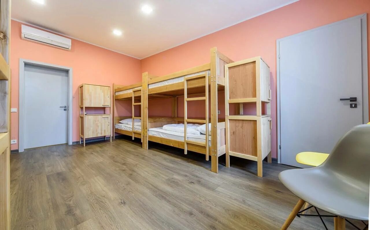 Вещи в общагу. Друзья граффити хостел санкт-петербург. Открыть хостел. Хостел в питер рок. Двухъярусная кровать лофт альтаир.