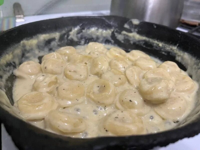 пельмени на сливках. жареные пельмени с сыром. рецепт пельменей со сливками на сковороде. жареные пельмени в сливочном соусе. рецепт пельменей со сливками на сковороде.