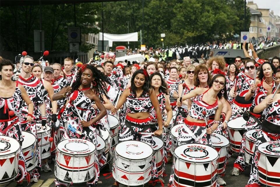 Amy is talking part in the carnival. Ноттинг хилл карнавал в англии. карнавал в ноттинг хилле в великобритании. ноттинг хилл фестиваль в лондоне. notting hill carnival (london, england).