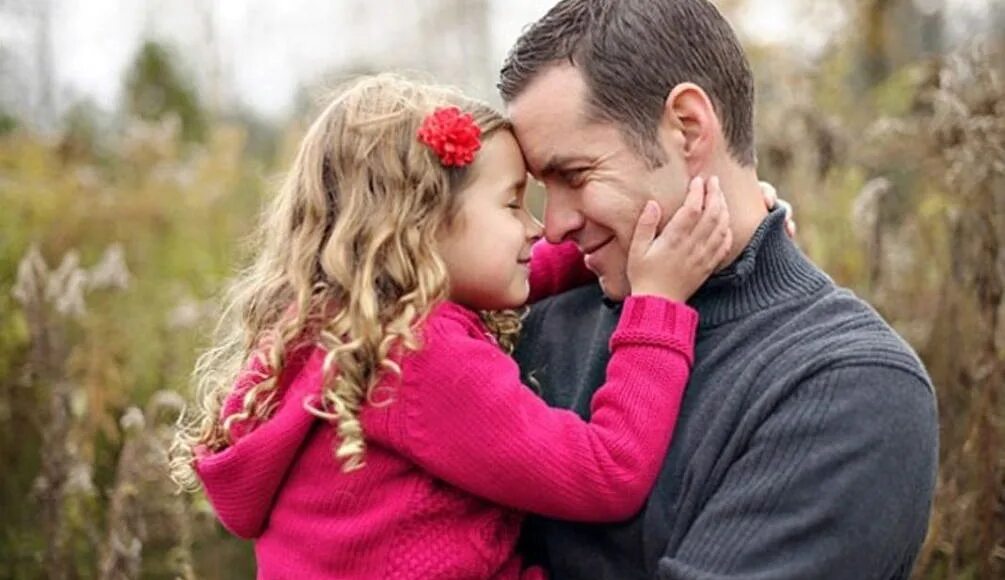 Дочка отец любовь. Девочка обнимает папу. Отец и дочь. Папа с дочкой в обнимку.