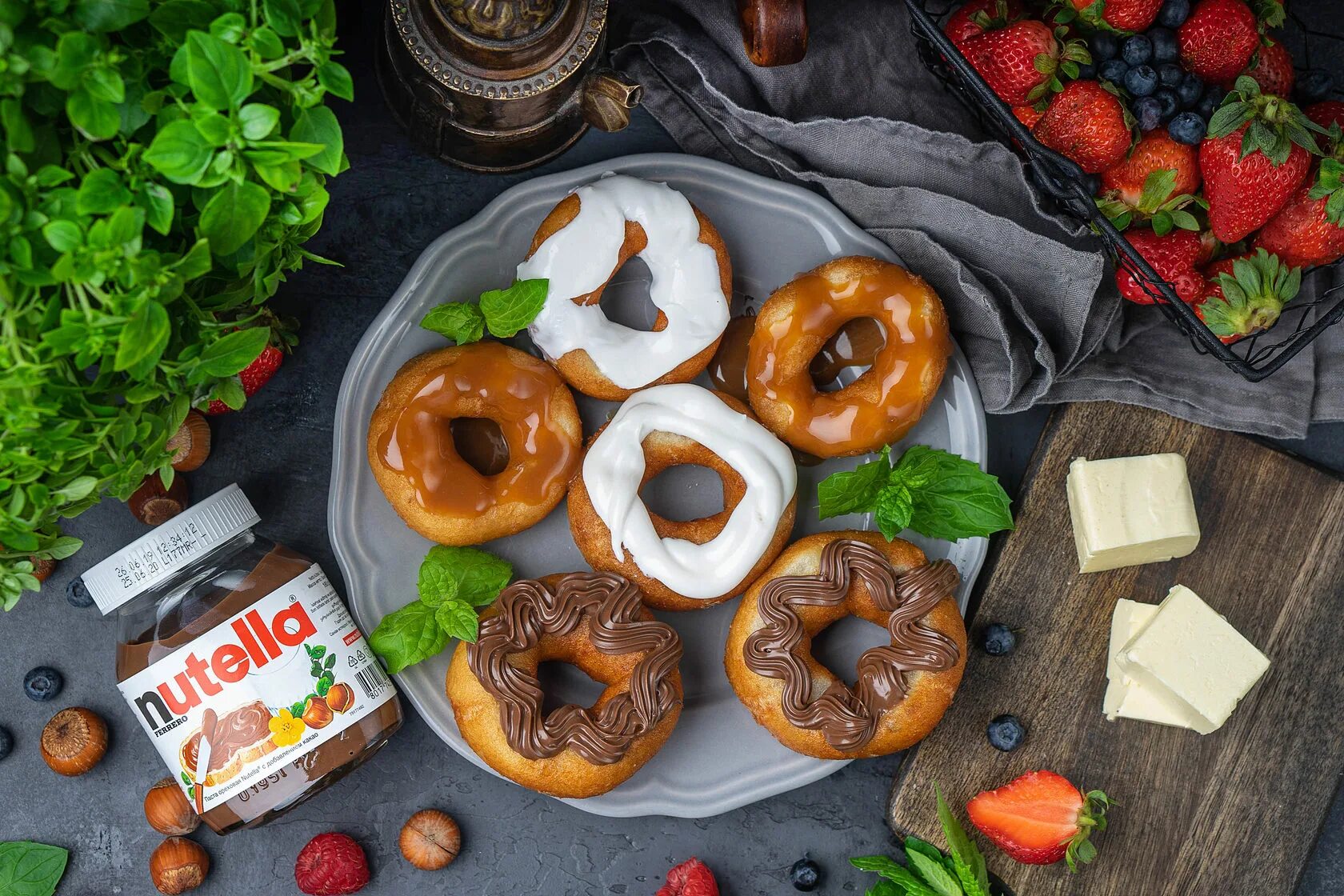 Красивые пончики. Японские пончики. Выпечка в кофейне. Пончики донатс дэй нальчик. Пончики на улице.