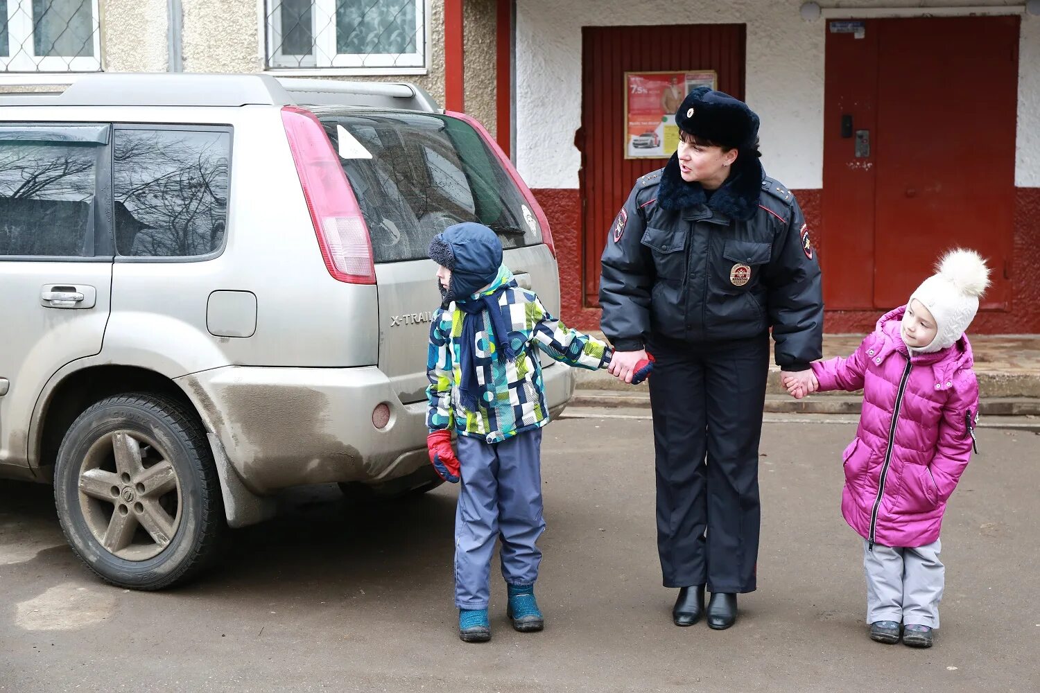 Детский сад переходит дорогу. Пешеходный переход во дворе. Дети переходят улицу. Безопасность дворовых территорий. Пешеход во дворе.