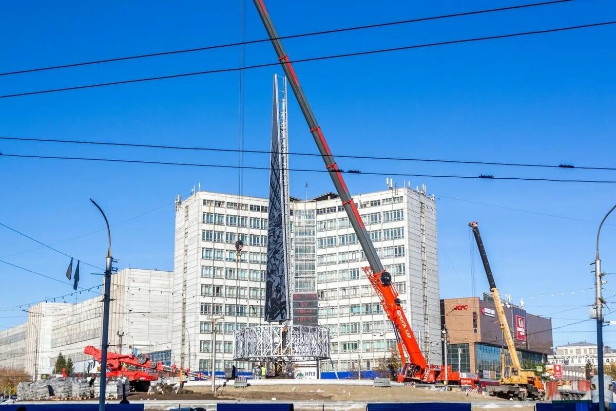 Новосибирск площадь Калинина Новосибирск город трудовой доблести. Стела трудовой доблести Новосибирск. Стела на площади Калинина Новосибирск. Стелы новосибирск город трудовой доблести