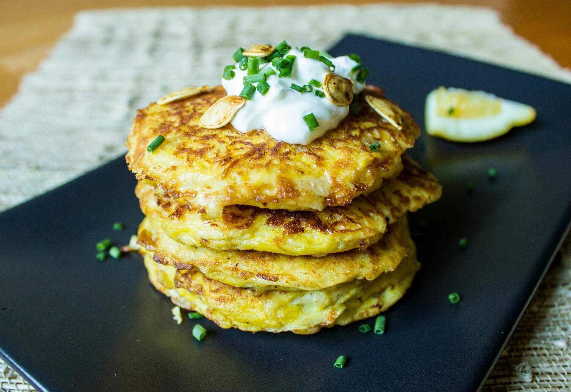 Приготовленные оладьи мамой были необыкновенно вкусны найти. Оладьи из цукини. Оладьи из цукини с сыром. Кабачковые оладьи с сыром. Кабачковые оладьи с сыром и чесноком.