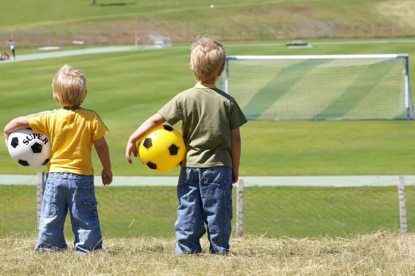 Футбол дети. Мальчик с футбольным мячом. Мячики для детей. Дети играющие в футбол.