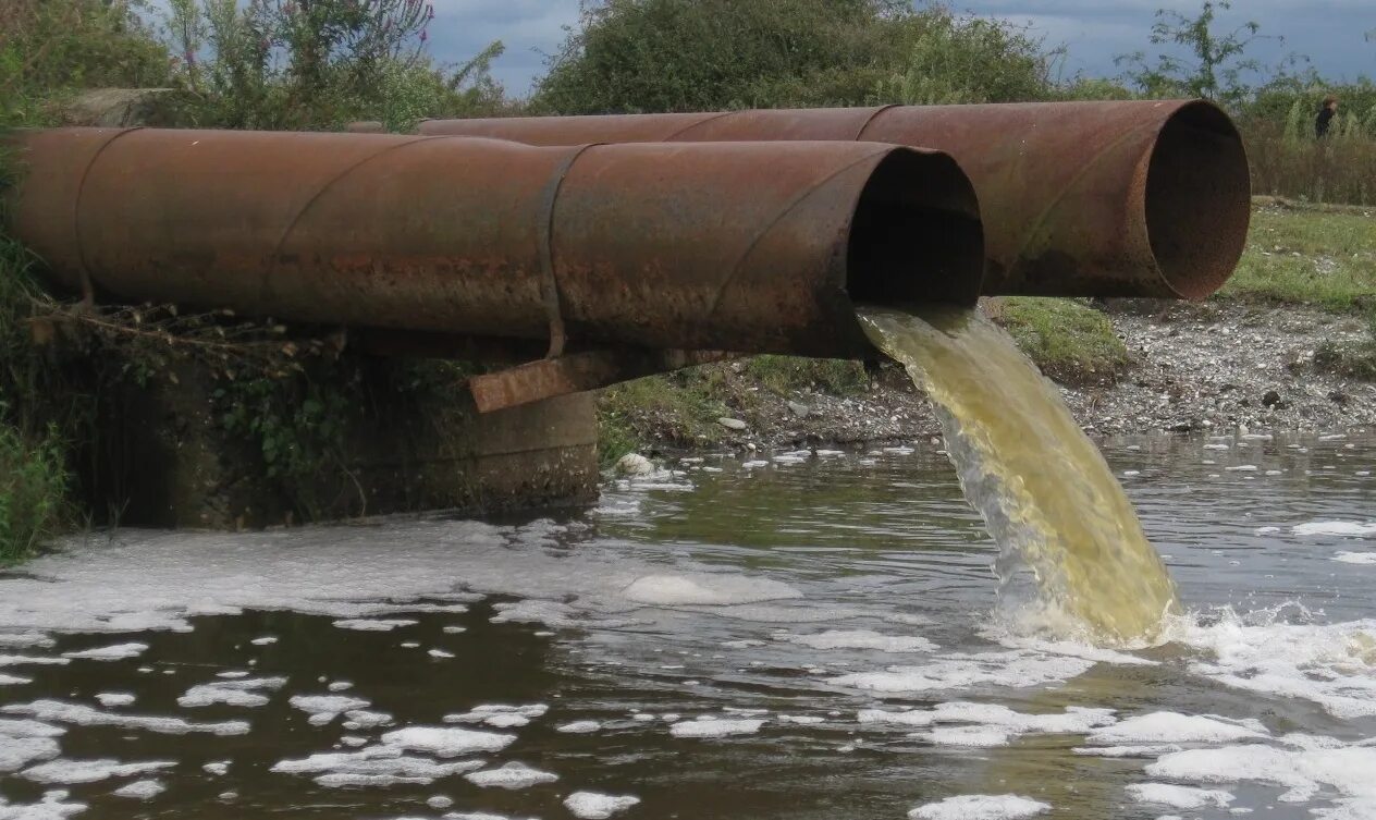 Стоками называют. Выброс сточных вод. Загрязнение воды. Загрязнение воды стоками из канализации. Загрязнение рек.