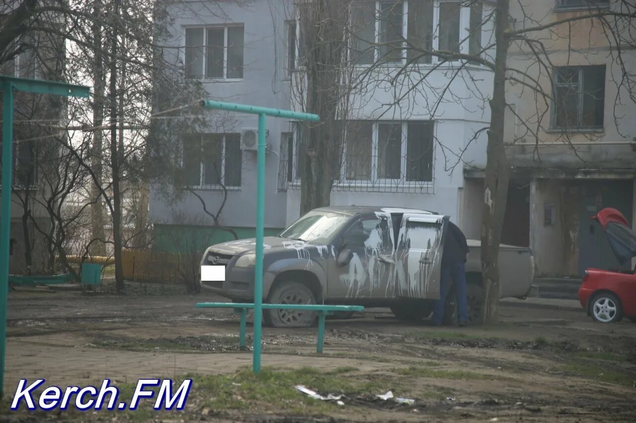 Мойка машины во дворе. Машину изуродовали в дворе. Евпатория облили краской. Мыть машину во дворе дома.