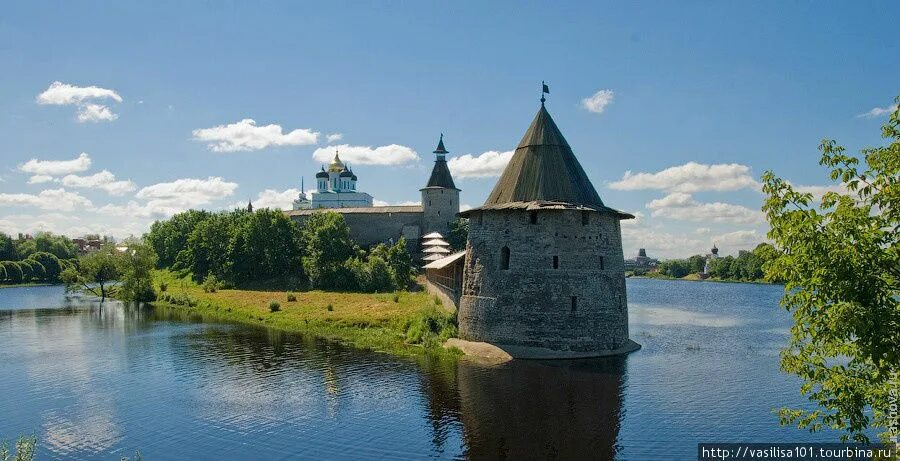 Псковский кремль изборск. Псков кремль. Псковский кром панорама. Весенний псков. Псков исторический центр.