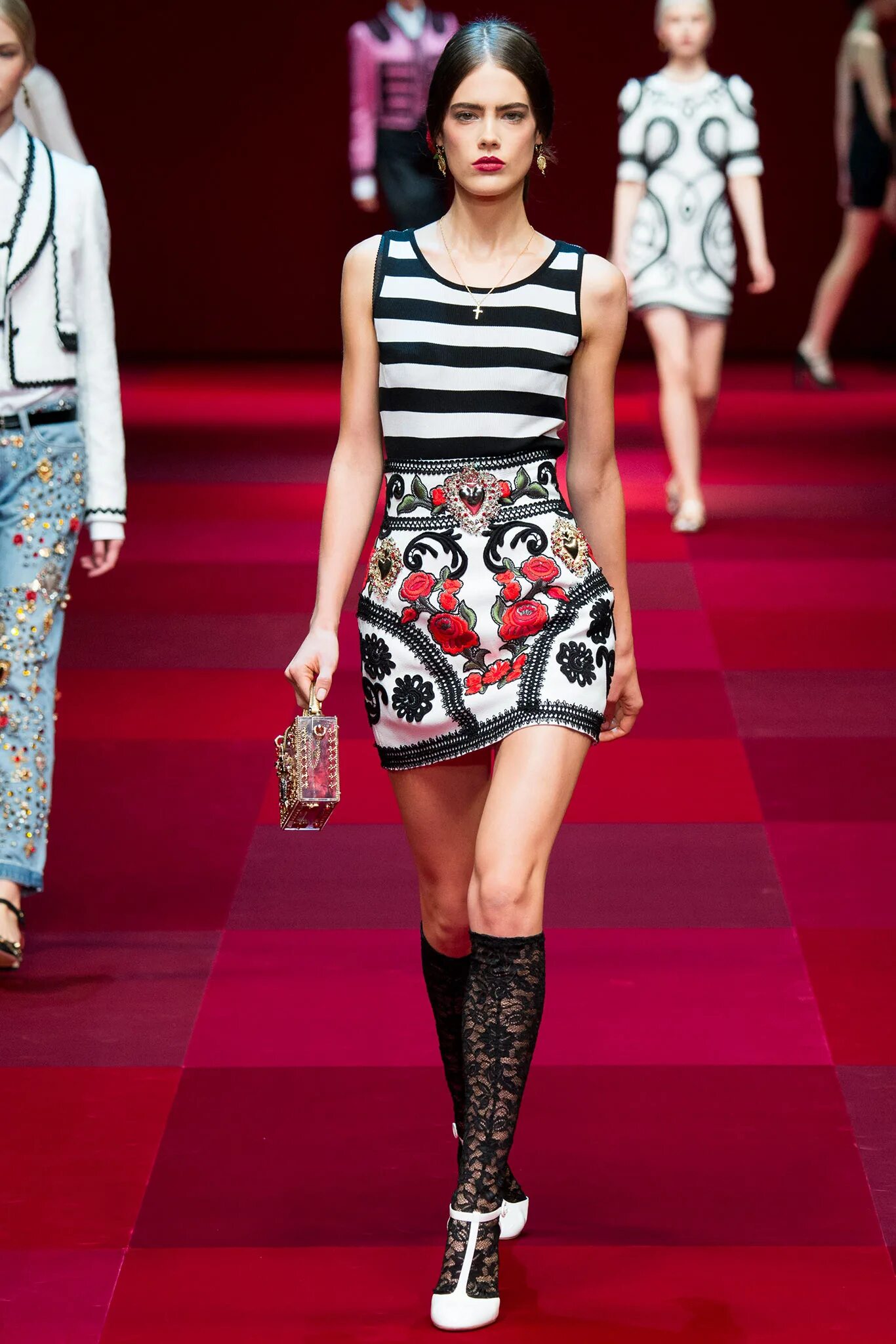 женские шорты подиум. современная женская одежда. коллекция одежды в спортивном стиле. коллекция одежды. графичный стиль в одежде.