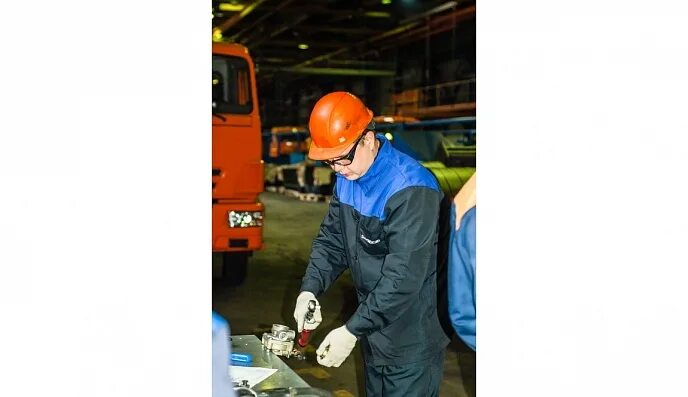 Слесарь нефтекамск. Слесарь мср. слесарь мср автозавод. слесарь мср фото. кто такой слесарь механосборочных работ.