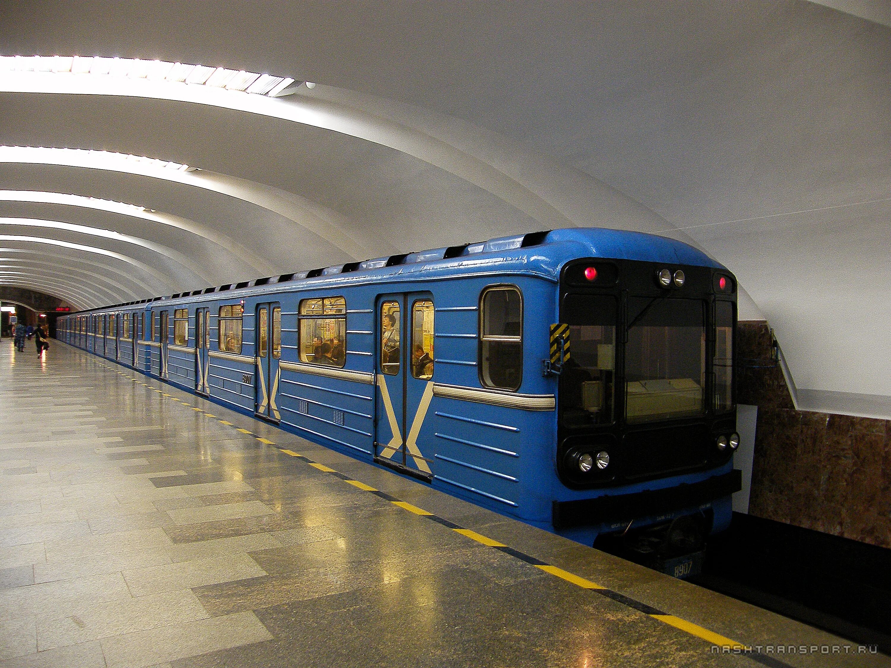 Метропоезд 81-717. Поезда метрополитена Екатеринбурга. Метро ЕКБ поезда. Вагон метро Екатеринбург. Чкаловская транспорт