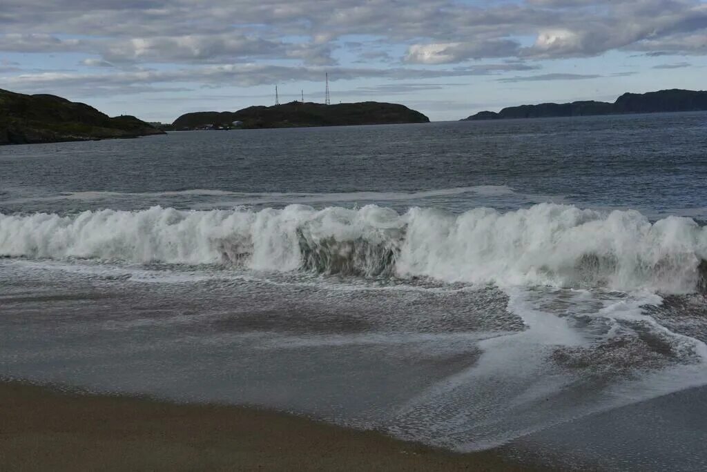 Чп море. Мурманск белое море. Баренцево море волны. Кольский залив Баренцева моря песок. Белое море волны.