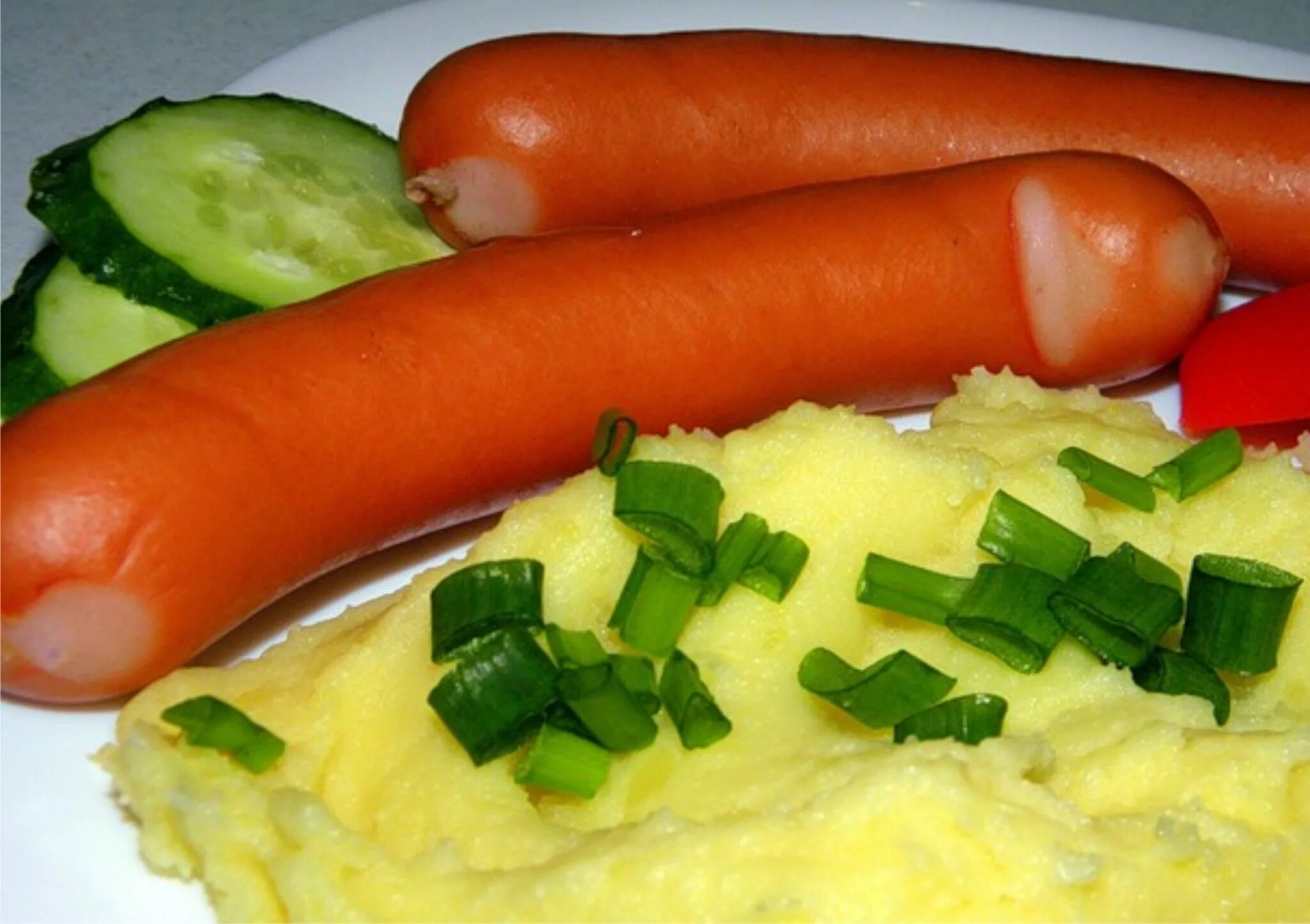 Картофельное пюре с сосисками. Сосиски с пюрешкой. Салат с сосисками. Картофельное пюре с сосисками. Картошка лук она шептала сосиски майонез кефир.
