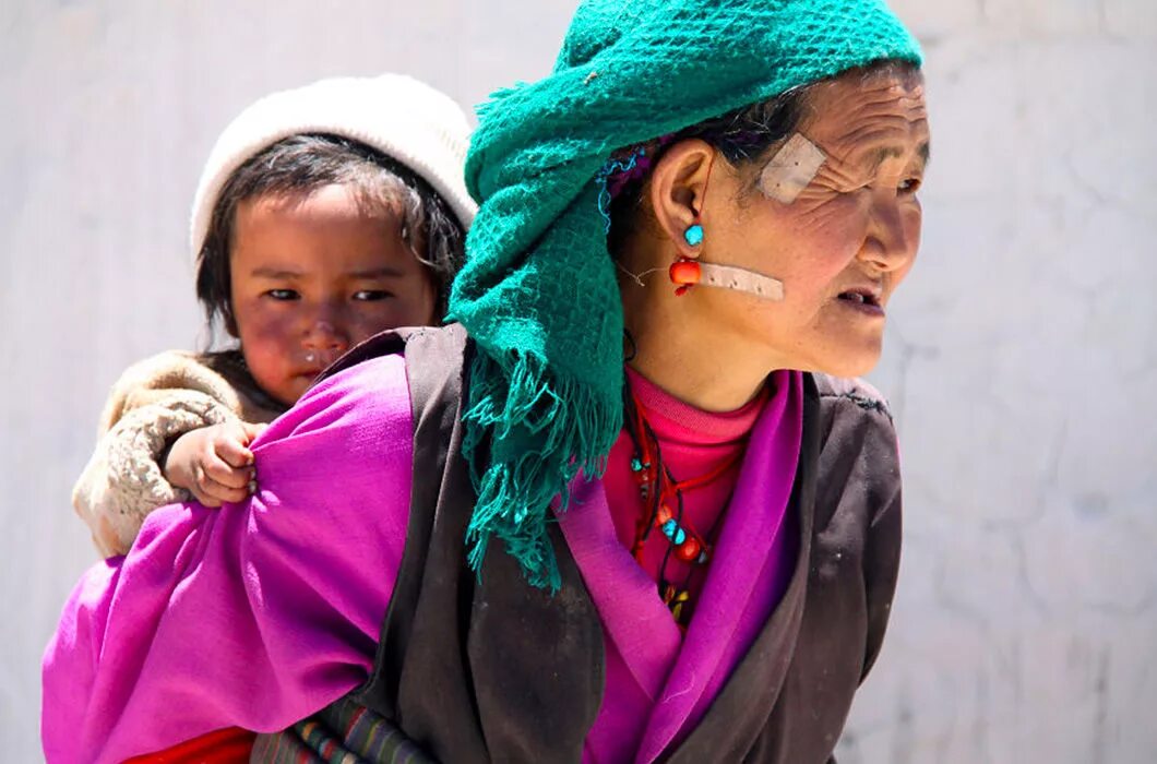 мамы разных народов. мамы разных народов. мамы с детьми в разных странах мира. мамы разных стран. мама и дети в национальных костюмах народов россии.