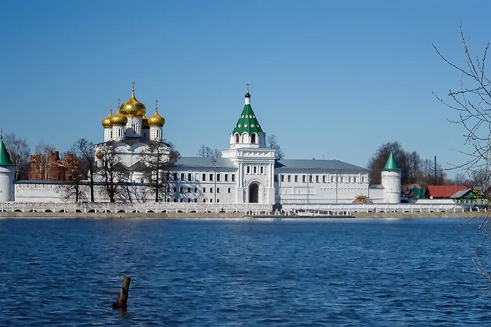 Ипатьевский монастырь режим работы. Ипатьевский монастырь кострома. ипатьевский монастырь с природой. ипатьевский монастырь кострома легко. зимний ипатьевский монастырь.