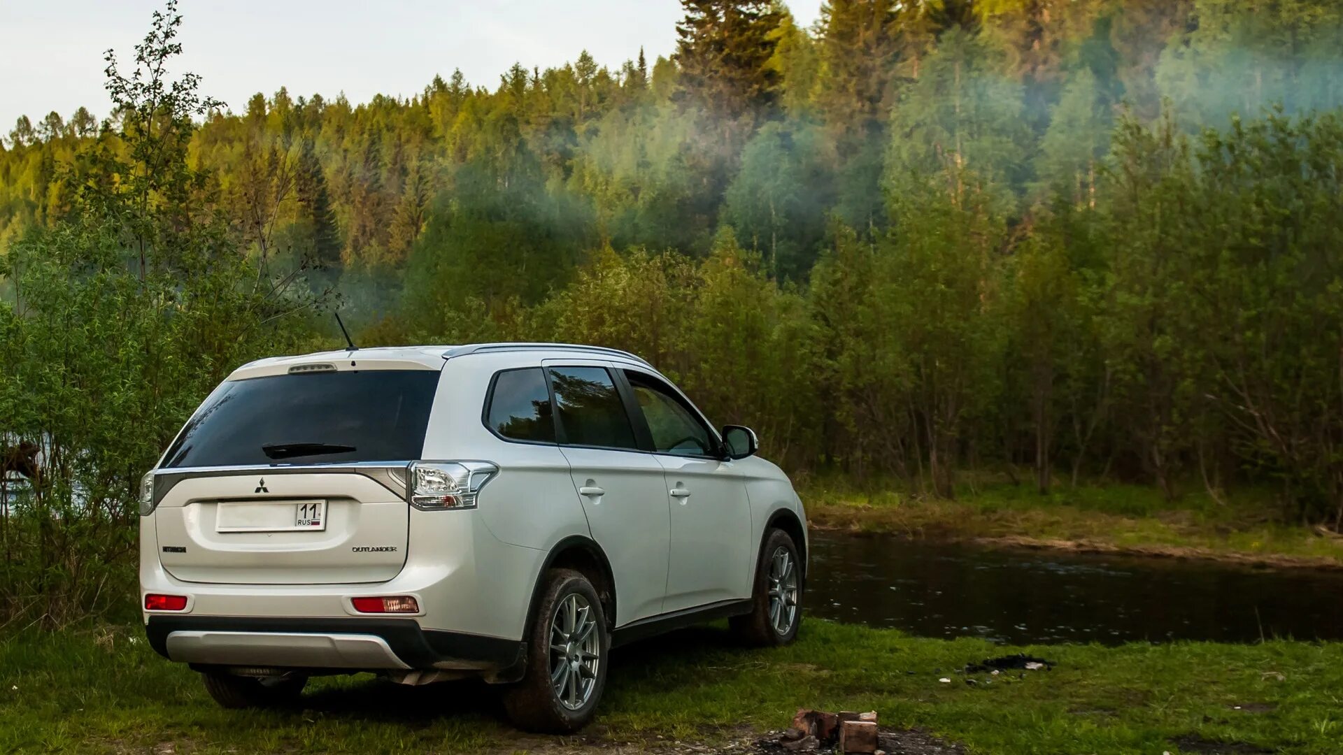 Плюсы mitsubishi. Mitsubishi Outlander 3. Мицубиси Аутлендер 3 поколения. Outlander 3 2014. Митсубиси Аутлендер 3 поколения 1 Рестайлинг.