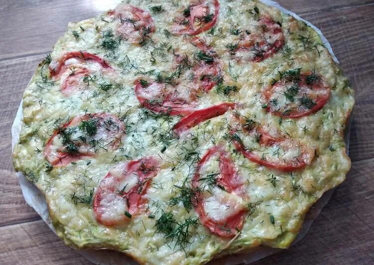 Кабачковая пицца. Тесто для пиццы из кабачков в духовке. Пицца из кабачков в духовке. Пицца с кабачками. Пицца на кабачковой основе.