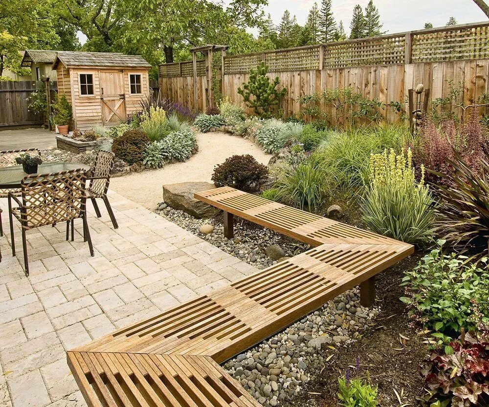 Дачный участок. Огород отдых. Красивая девушка в огороде. Дети в саду на даче. Лето.