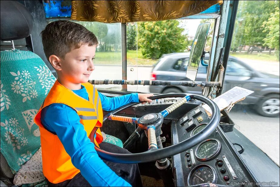 Водитель автобус троллейбус. Профессия водитель автобуса. Ребенок за рулем автобуса. Водитель для детей. Мальчик шофер.