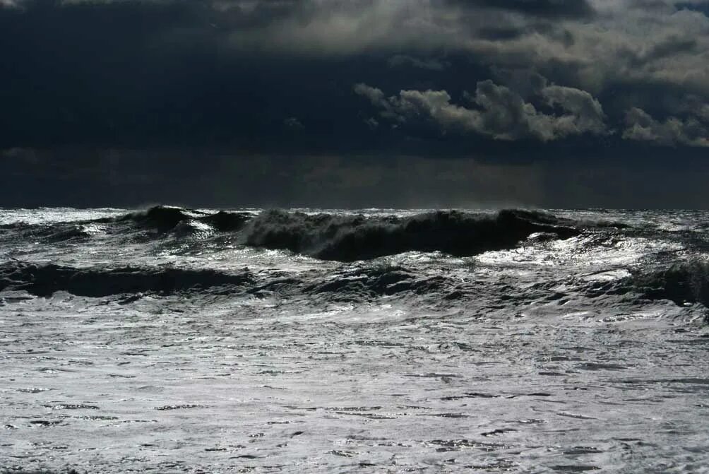 Темный шторм. Черное море шторм. Штормовое море черное. Темное море в ураган. Темное море шторм.