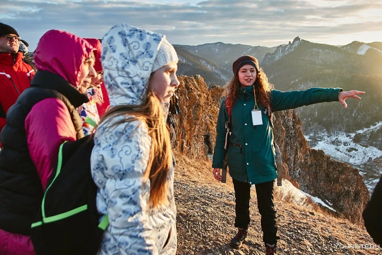 Экскурсия с гидом. Туристы на экскурсии. Экскурсовод. Туристический гид. Группа туристов за 1 день