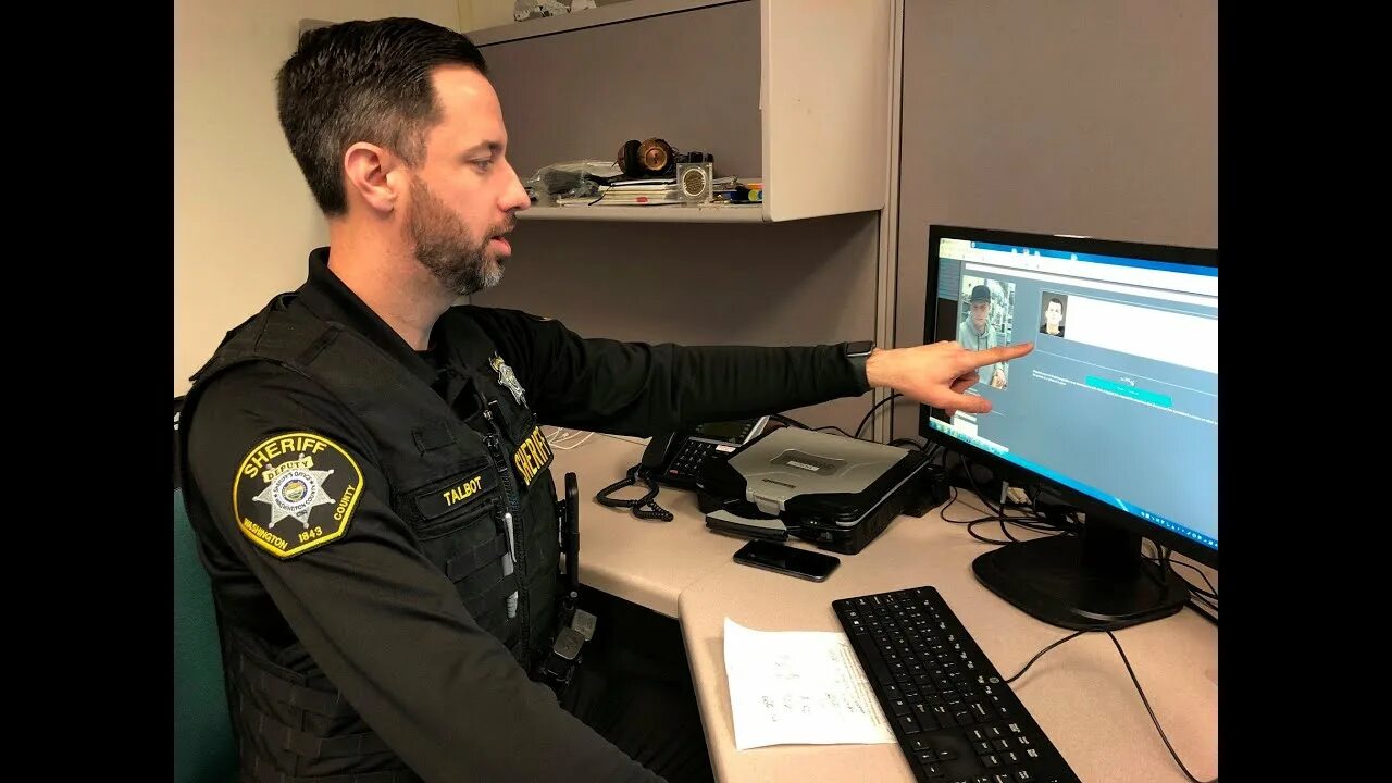 Какая техника используется в полиции. Полиция компьютер. Полицейский за компьютером. Медиаполицейский. Медиа полиция.