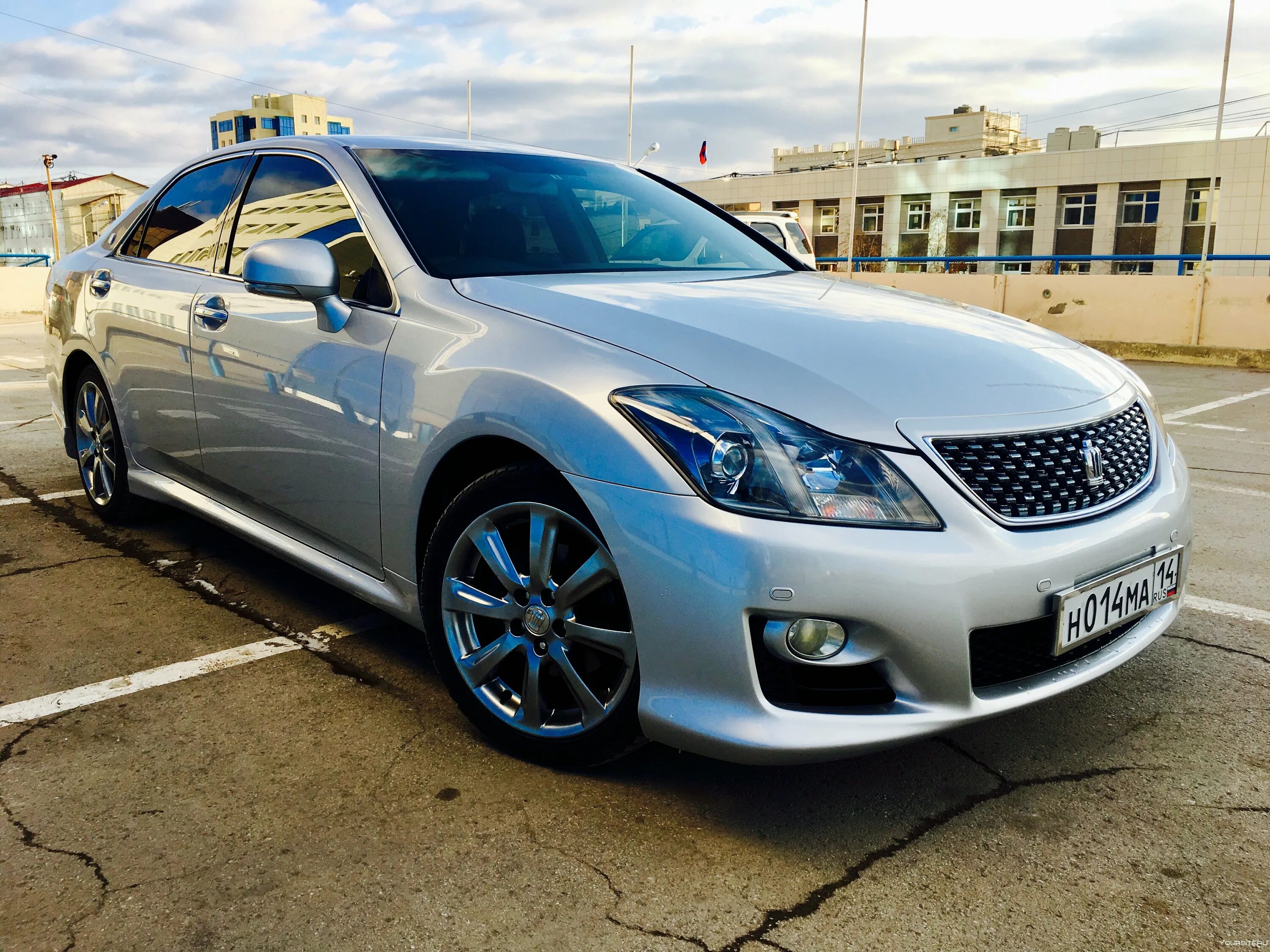 Тойота crown athlete. Тойота краун атлет 2014. Краун атлет. Toyota crown 180 athlete т. Toyota crown athlete.