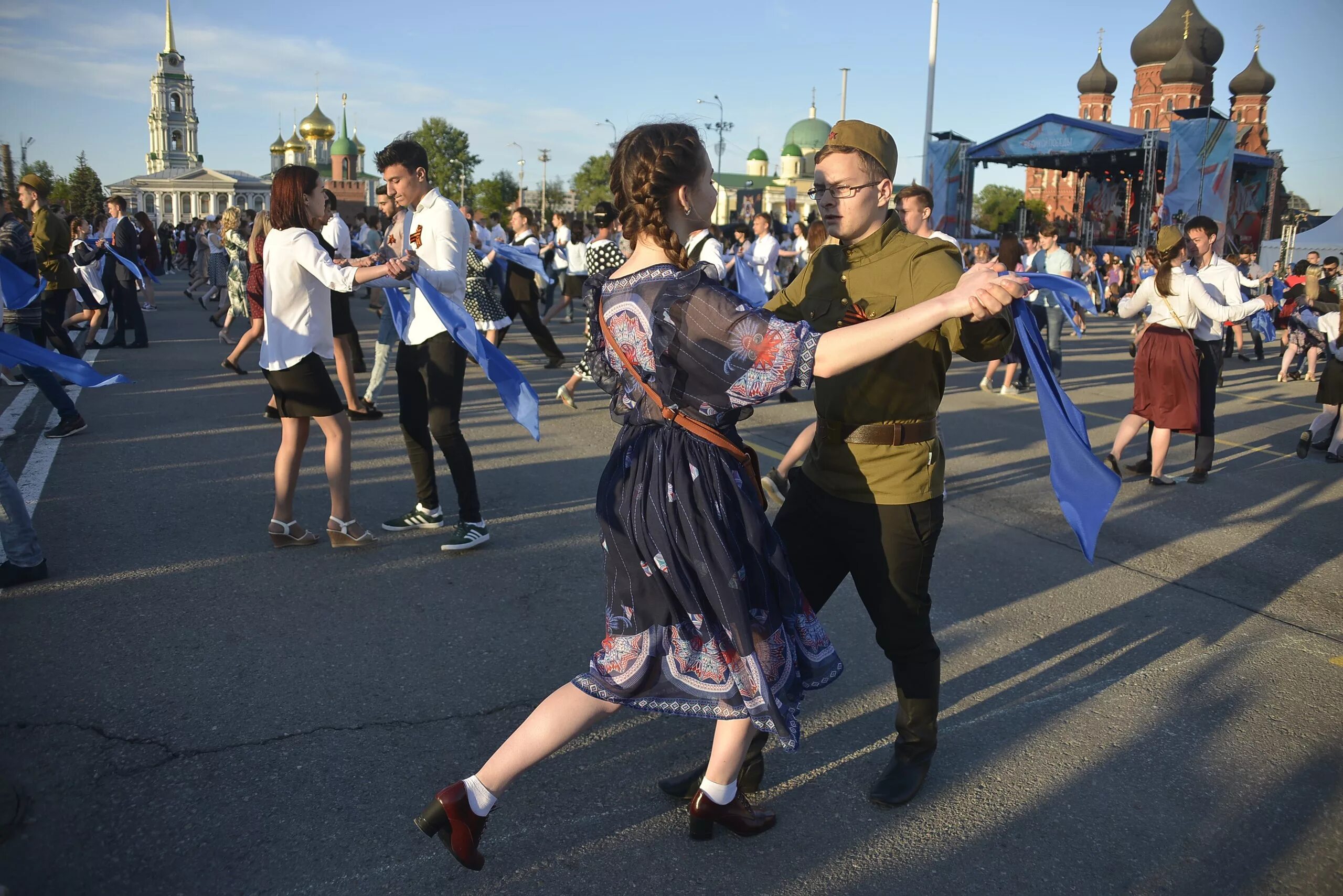 цинцин танцовщица шафл. девушка на площади танцует на каблуках. девушка танцующая на площади. девушка танцующая на площади. лезгинка на красной площади 2021.